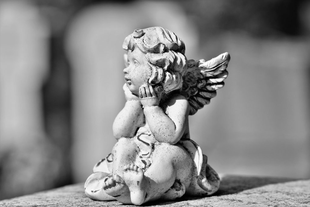 Detalle de un ángel en un cementerio